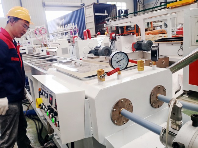 一出二pvc穿線管生產線試機與pvc仿大理石板生產線裝柜發貨同時進行中。。。。。。