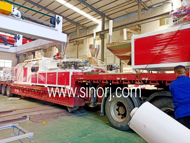 國外15個(gè)貨柜與國內(nèi)板車同時(shí)裝車